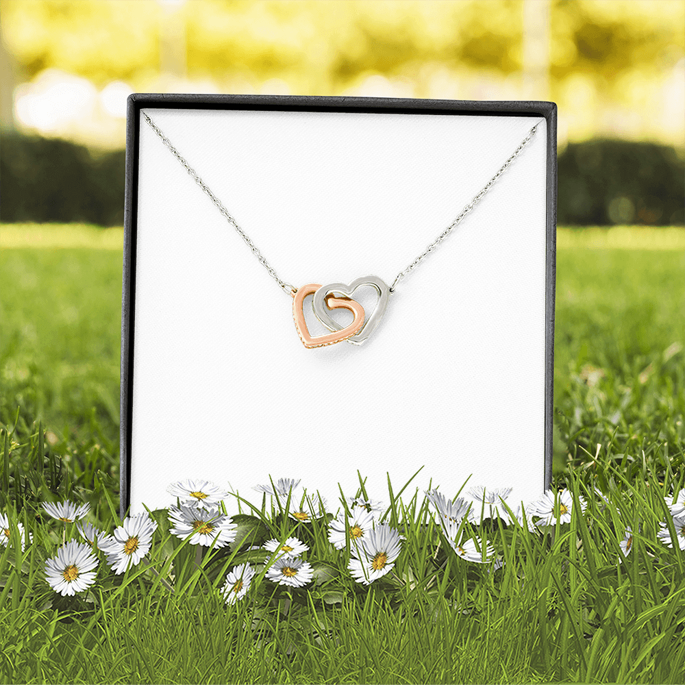 Joya del Triunfo: Collar Corazones Entrelazados con Mensaje del Corazón